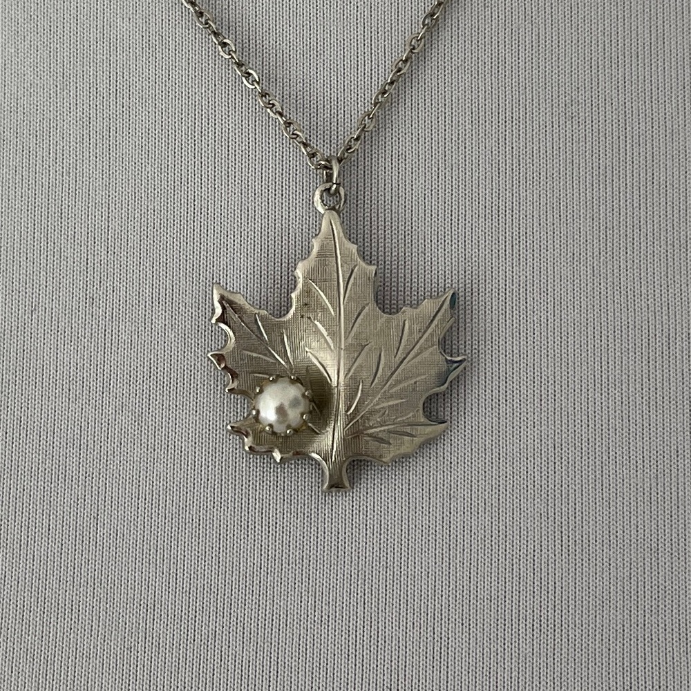 MAPLE LEAF Pendant Necklace Silver Tone Metal Faux Pearl Canadiana Dainty 16"